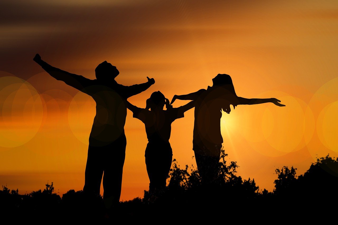 family, silhouette, flare-7229619.jpg